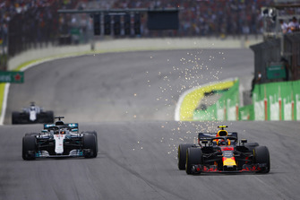 Max Verstappen, Red Bull Racing RB14, voor Lewis Hamilton, Mercedes AMG F1 W09