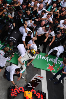 Dranghekken vallen om als Lewis Hamilton, Mercedes AMG F1 feest viert met zijn monteurs in Parc Ferme