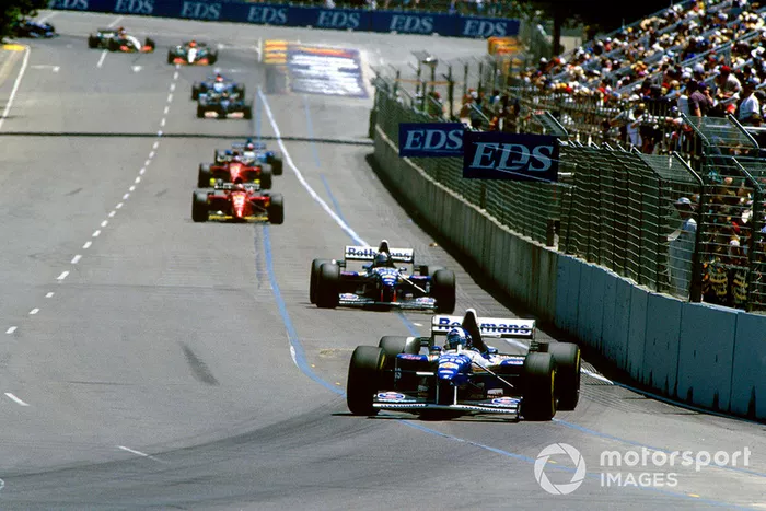 David Coulthard, Williams FW17B Renault, mène la course au 2e tour
