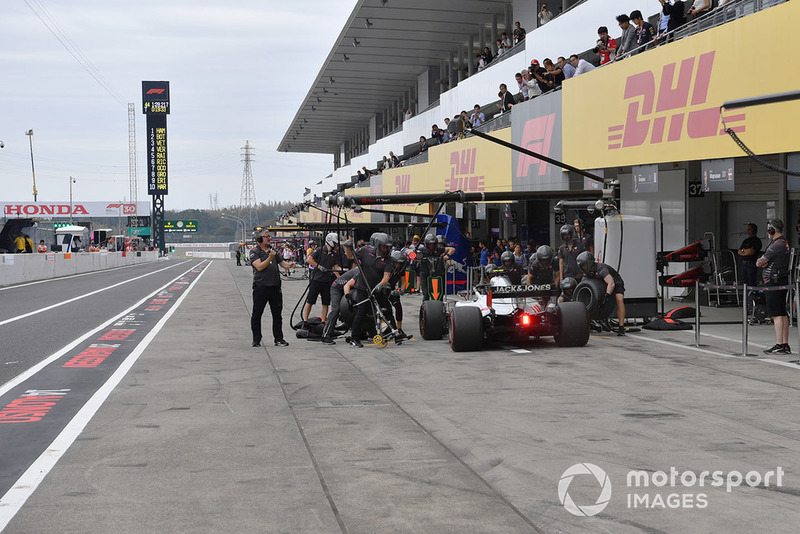 Kevin Magnussen, Haas F1 Team VF-18 pit stop