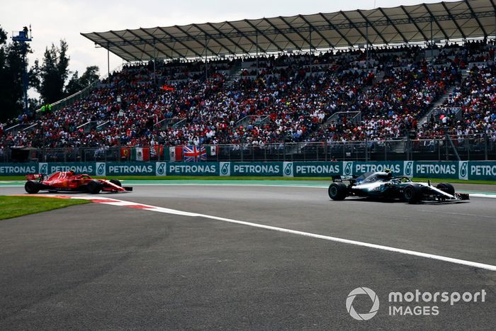 Valtteri Bottas, Mercedes AMG F1 W09 EQ Power+ y Kimi Raikkonen, Ferrari SF71H 
