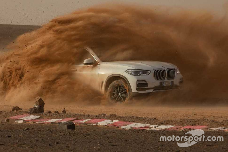 BMW X5 sur le circuit de Monza recréé dans le désert