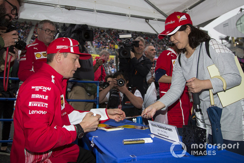 Kimi Raikkonen, Ferrari signs autographs for the fans