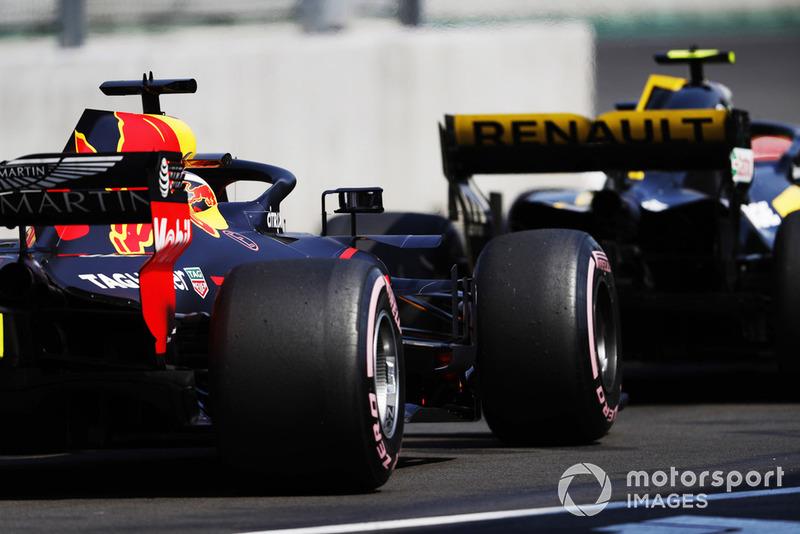 Daniel Ricciardo, Red Bull Racing RB14, Carlos Sainz Jr, Renault Sport F1 Team