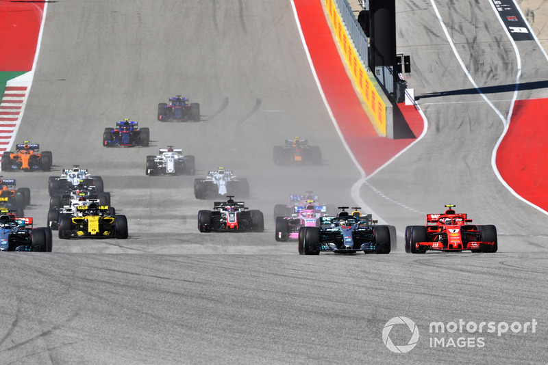 Kimi Raikkonen, Ferrari SF71H and Lewis Hamilton, Mercedes-AMG F1 W09 battle at the start of the race