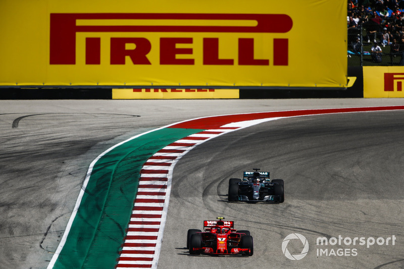 Kimi Raikkonen, Ferrari SF71H, precede Lewis Hamilton, Mercedes AMG F1 W09 EQ Power+