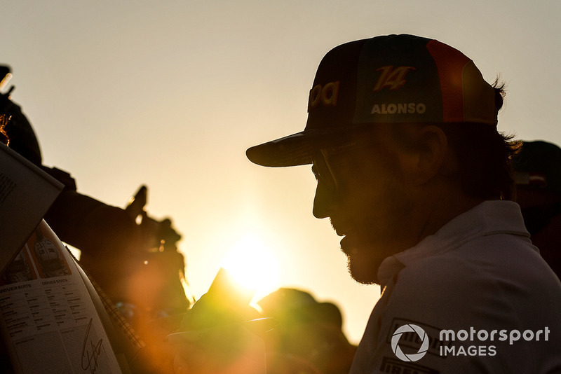 Fernando Alonso, McLaren firma autógrafos para los aficionados