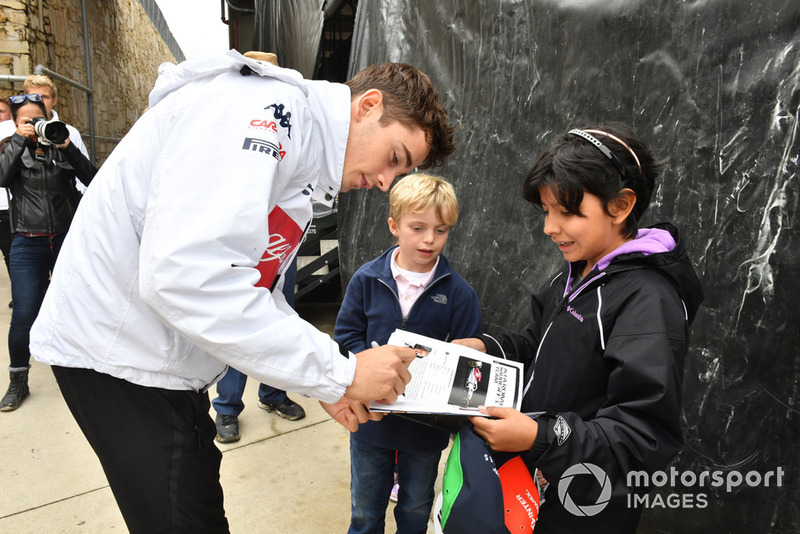 Charles Leclerc, Sauber, firma autografi ai tifosi