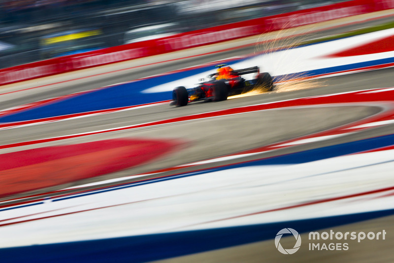 Las chispas vuelan desde la parte trasera de Max Verstappen, Red Bull Racing RB14