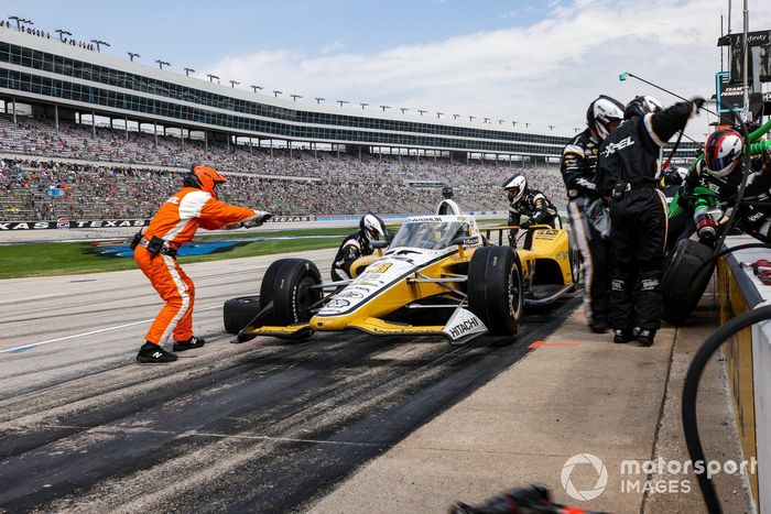 Scott McLaughlin, Team Penske Chevrolet pit stop