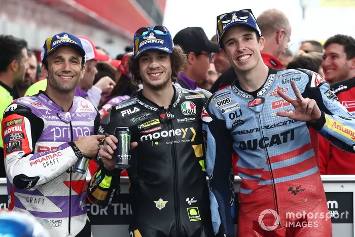 Segundo lugar Johann Zarco, Pramac Racing, Ganador Marco Bezzecchi, VR46 Racing Team, tercer lugar Alex Márquez, Gresini Racing