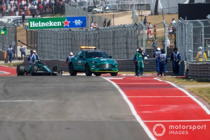Lance Stroll, Aston Martin, se aleja tras ser sacado de la carrera por Fernando Alonso, Alpine A522