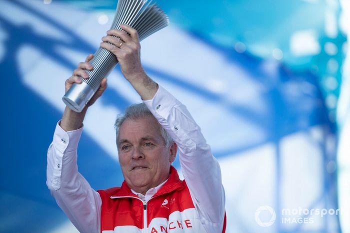 El delegado del trofeo Andretti levanta el trofeo de equipos en el podio