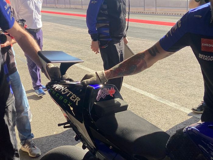 Detalle de la moto de Yamaha M1 con el nuevo alerón en el colín