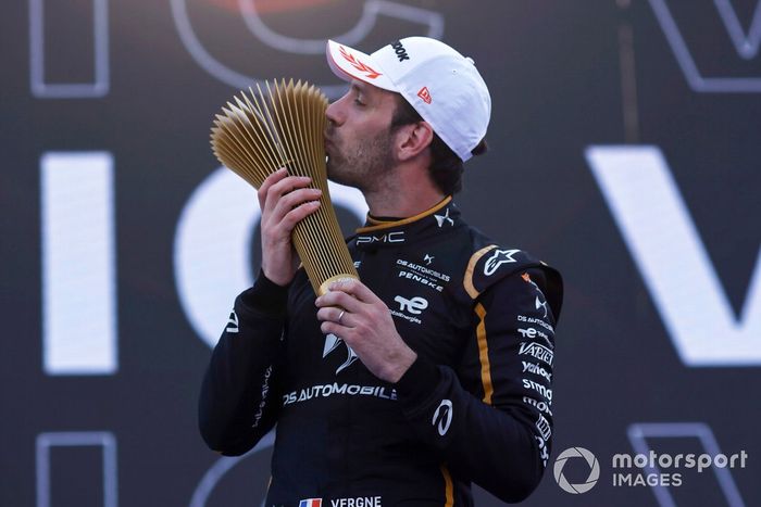 Jean-Eric Vergne, DS Penske, celebra su victoria en el ePrix de Hyderabad, y besa el trofeo de ganador