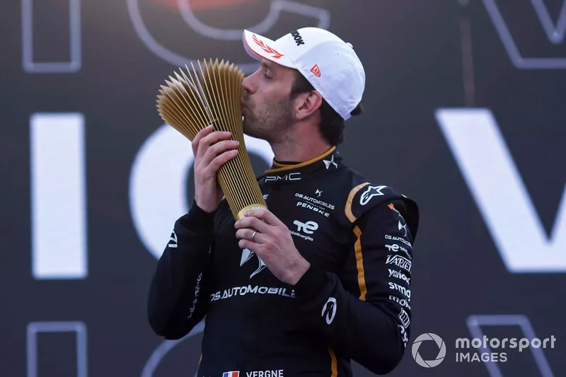 Jean-Eric Vergne, DS Penske, celebra su victoria en el ePrix de Hyderabad, y besa el trofeo de ganador