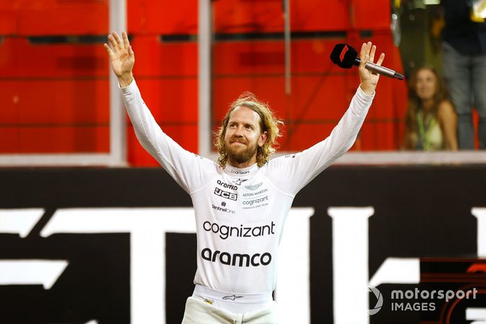 Sebastian Vettel, Aston Martin, saluda a los aficionados al final de su última carrera en la F1