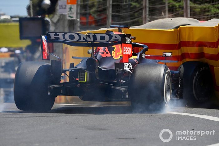 Max Verstappen, Red Bull Racing RB16B, golpea las barreras en la FP3