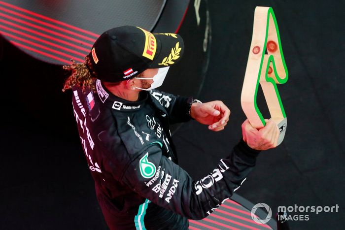 Podio: segundo lugar Lewis Hamilton, Mercedes