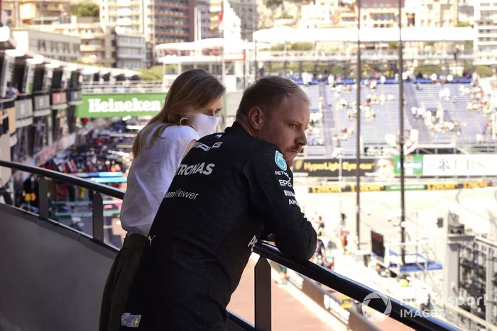 Valtteri Bottas, Mercedes, con su novia Tiffany Cromwell