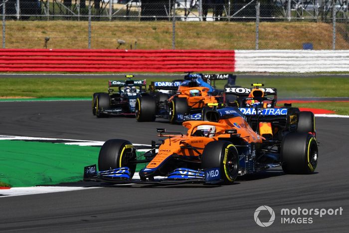 Lando Norris, McLaren MCL35M, Sergio Pérez, Red Bull Racing RB16B, Daniel Ricciardo, McLaren MCL35M