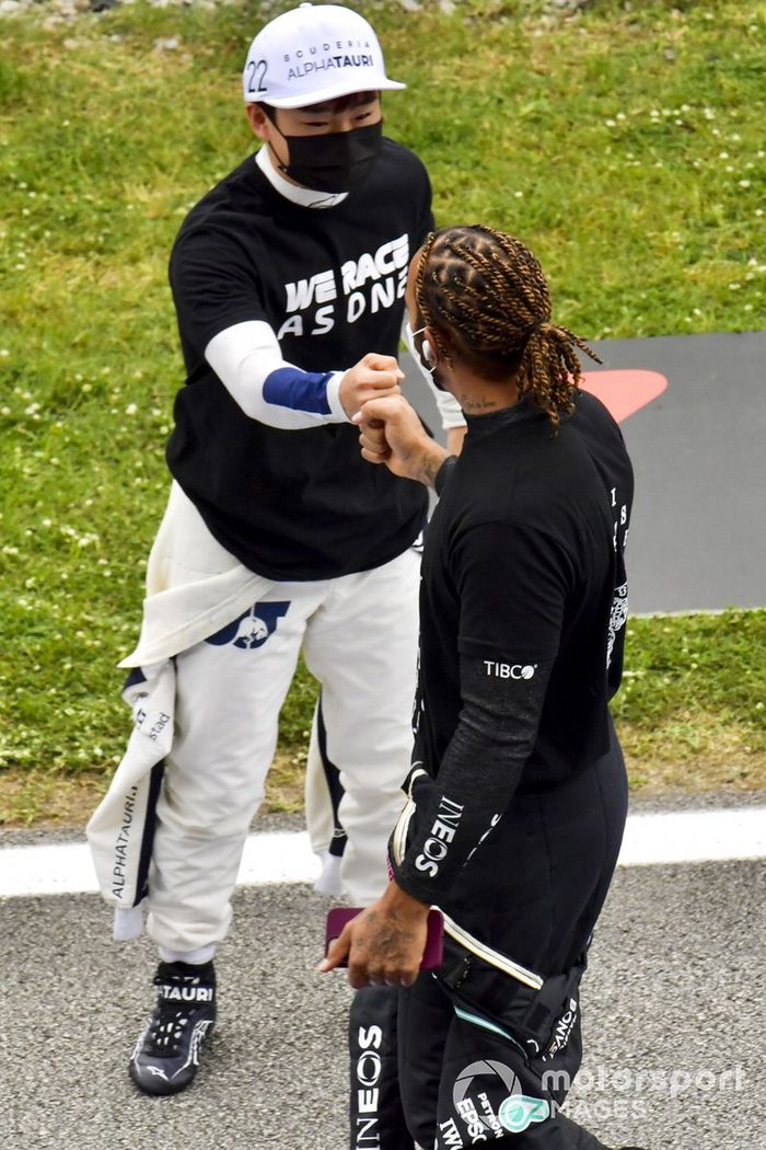 Yuki Tsunoda, AlphaTauri, y Lewis Hamilton, Mercedes, en la parrilla