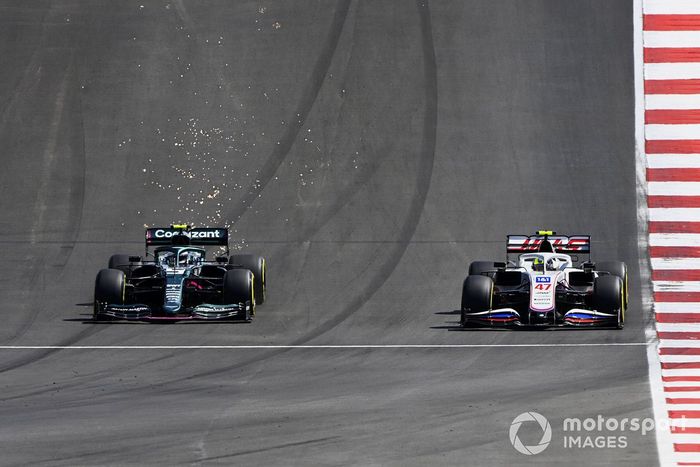 Mick Schumacher, Haas VF-21, Sebastian Vettel, Aston Martin AMR21