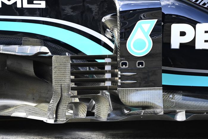 Detalle del bargeboard del Mercedes W12