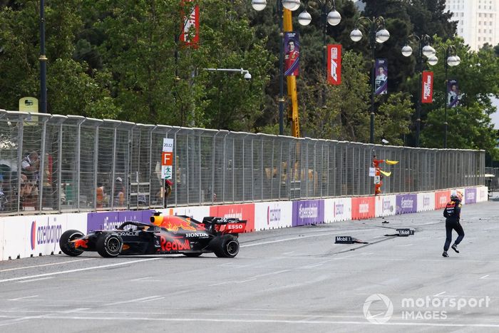 Max Verstappen, de Red Bull Racing, se baja de su coche tras chocar