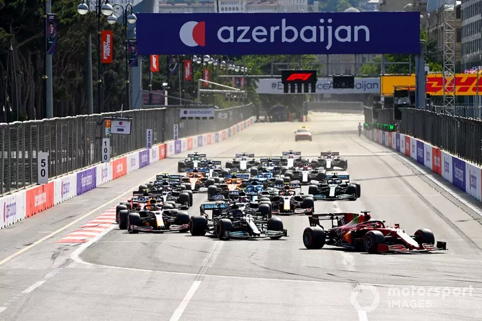 Charles Leclerc, Ferrari SF21, Lewis Hamilton, Mercedes W12, Max Verstappen, Red Bull Racing RB16B, al inicio