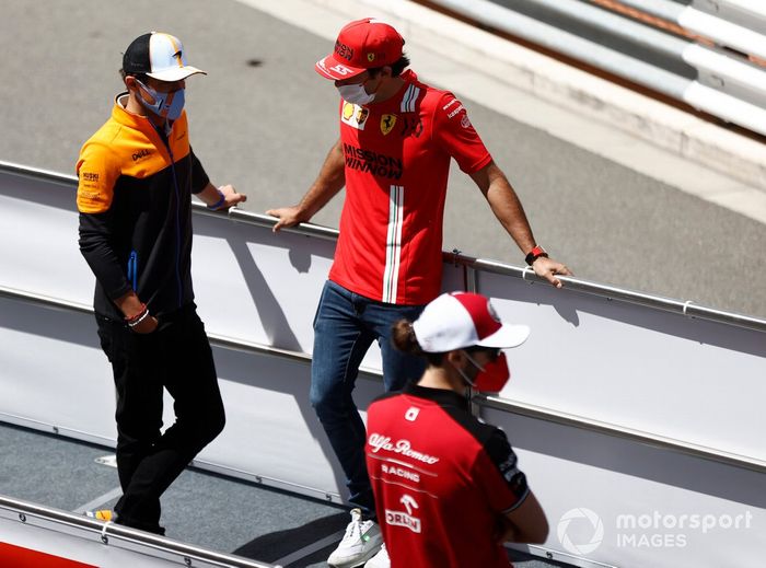 Lando Norris, McLaren y Carlos Sainz Jr., Ferrari 