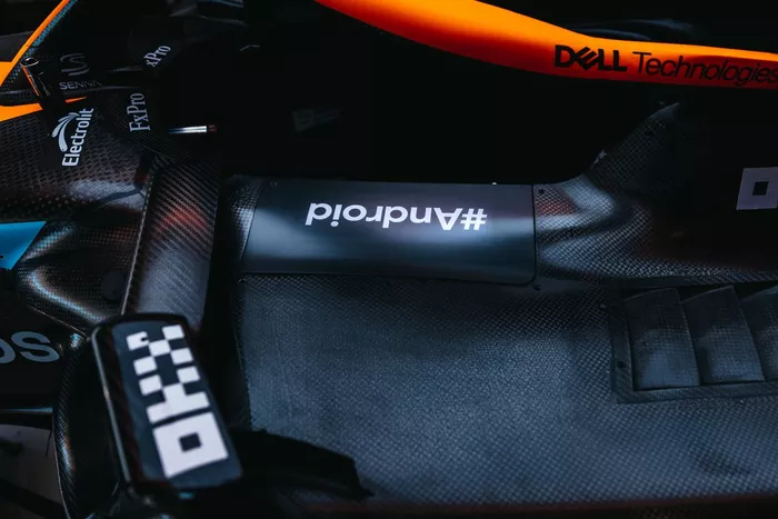 McLaren y sus paneles digitales de cambio de patrocinadores