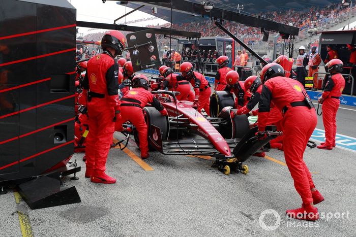 Charles Leclerc, Ferrari F1-75, hace una parada en boxes
