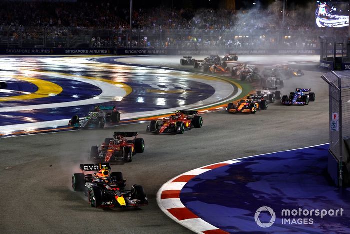 Sergio Pérez, Red Bull Racing RB18, Charles Leclerc, Ferrari F1-75, Lewis Hamilton, Mercedes W13, Carlos Sainz, Ferrari F1-75, Lando Norris, McLaren MCL36, el resto de la parrilla en la primera vuelta