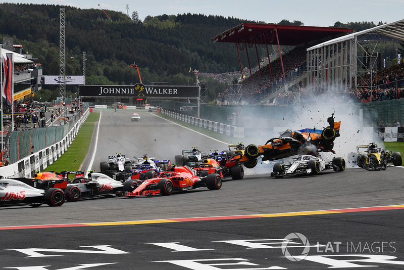 Фернандо Алонсо, McLaren MCL33, потрапляє в аварію і злітає в повітря на старті гонки