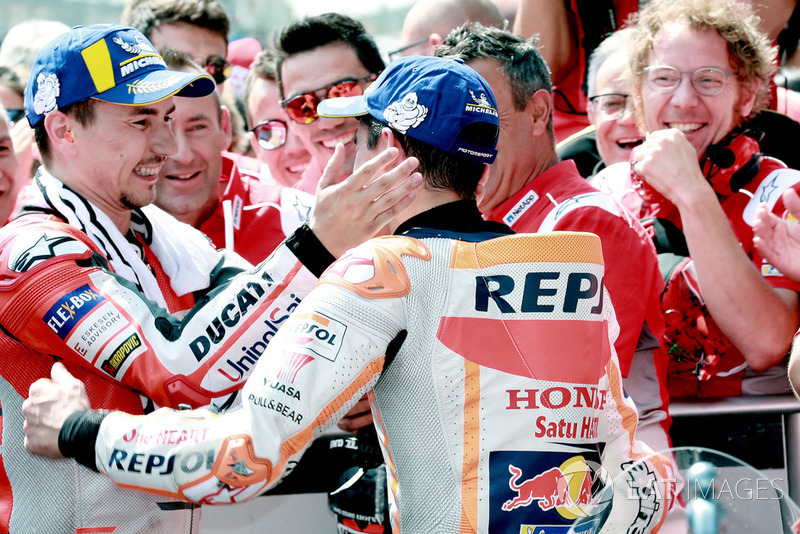 Il vincitore della gara Jorge Lorenzo, Ducati Team, il secondo classificato Marc Marquez, Repsol Honda Team