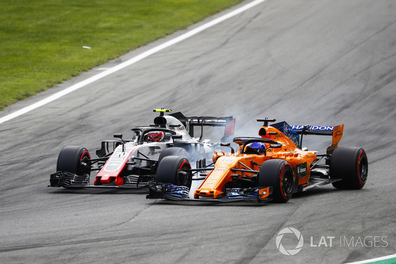 Kevin Magnussen, Haas F1 Team VF-18, et Fernando Alonso, McLaren MCL33, luttent roue dans roue