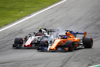 Kevin Magnussen, Haas F1 Team VF-18, e Fernando Alonso, McLaren MCL33, vanno ruota a ruota