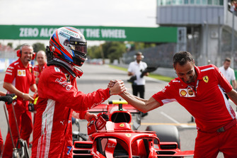 Pole pozisyonu galibi Kimi Raikkonen, Ferrari kutluyor