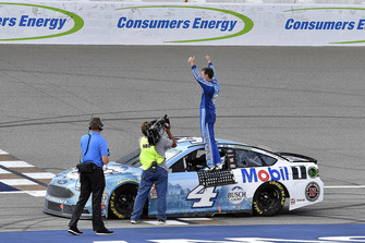 Gana Kevin Harvick, Stewart-Haas Racing, Ford Fusion Busch Light / Mobil 1