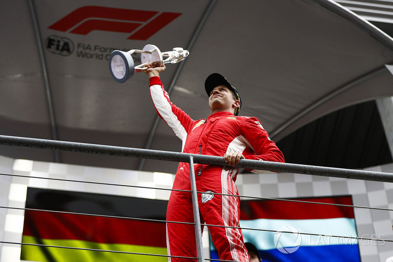 Podyum: Yarış galibi Sebastian Vettel, Ferrari