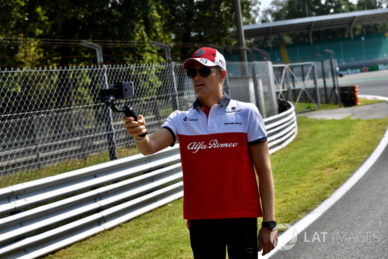 Marcus Ericsson, Sauber talking selfie on the track walk