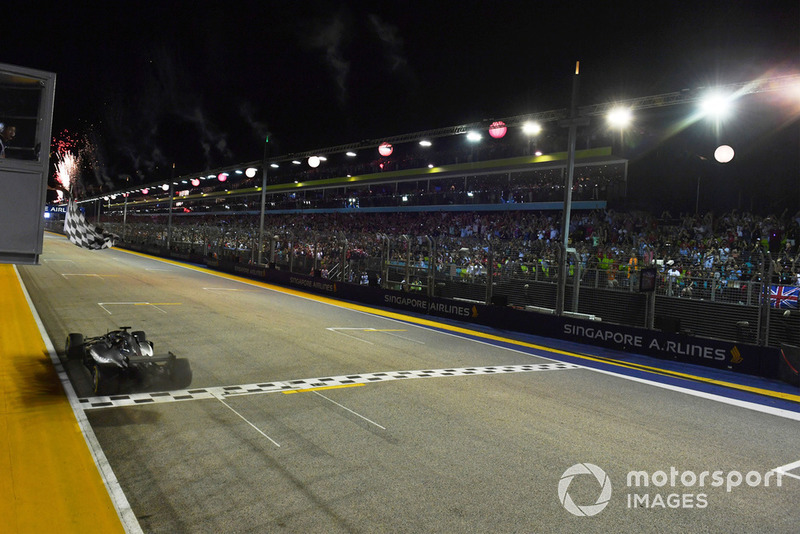 Lewis Hamilton – bandeira quadriculada