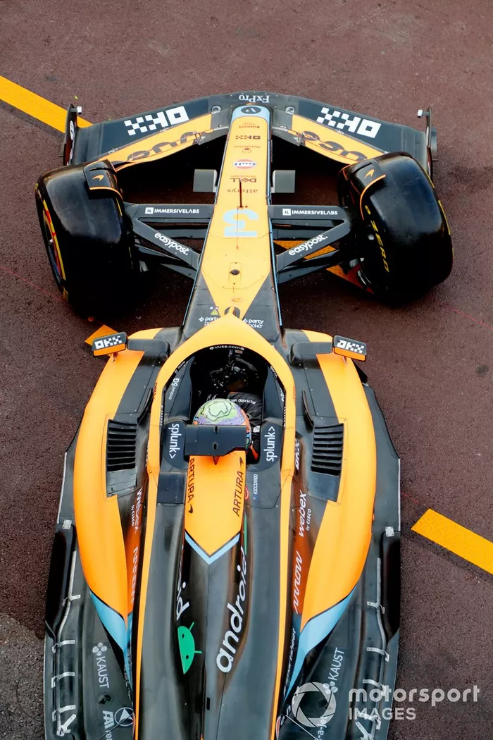 Daniel Ricciardo, McLaren MCL36, sale del garaje