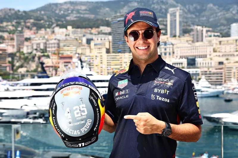 Sergio Perez, Red Bull Racing avec son casque