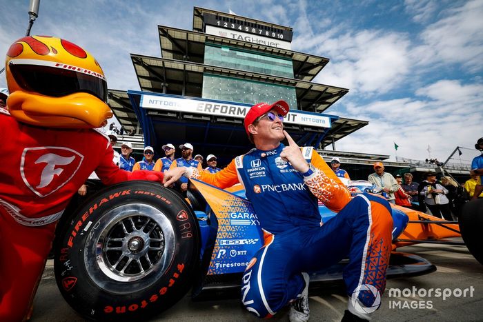 El ganador del premio de la pole, Scott Dixon, Chip Ganassi Racing Honda, celebra su premio de la pole 