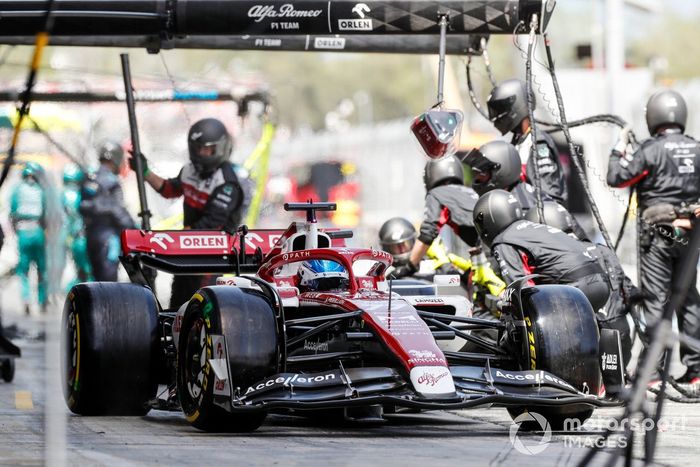 Valtteri Bottas, Alfa Romeo C42, hace una parada en boxes 