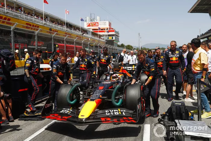 Max Verstappen, Red Bull Racing RB18, en la parrilla de salida 