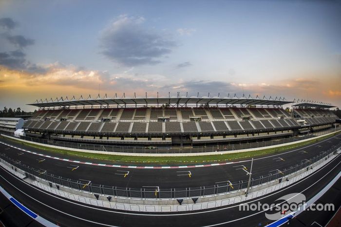 La ubicación del GP de México también es la de más altura en el calendario actual de la F1, a 2.200 metros por encima del nivel del mar. El gran premio que tenía ese récord era el de Brasil, en Interlagos, a solo 800 metros de altura.