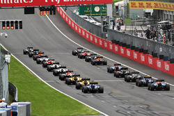 Pascal Wehrlein, Manor Racing MRT05 reverses to the correct grid slot at the start of the race